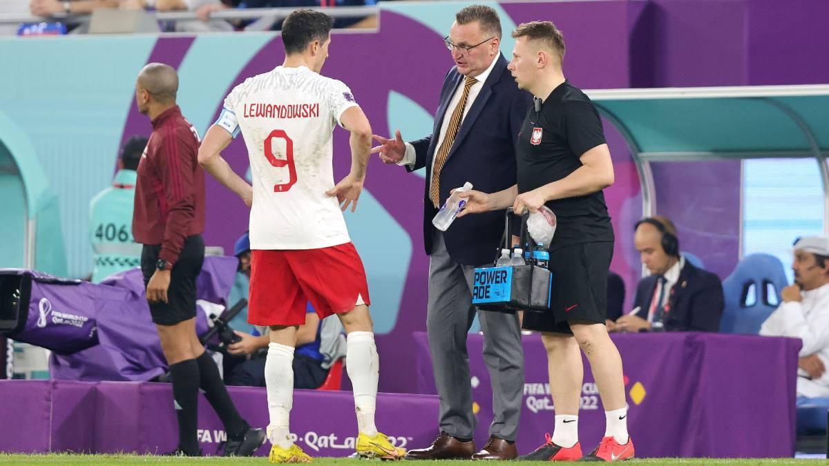 Lewandowski charla con Michniewicz