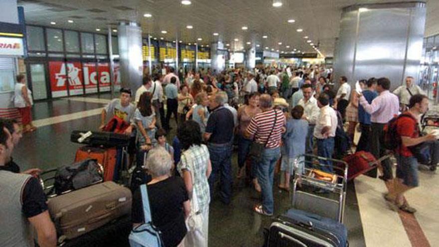 Turistas en el aeropuerto de Gando, Gran Canaria