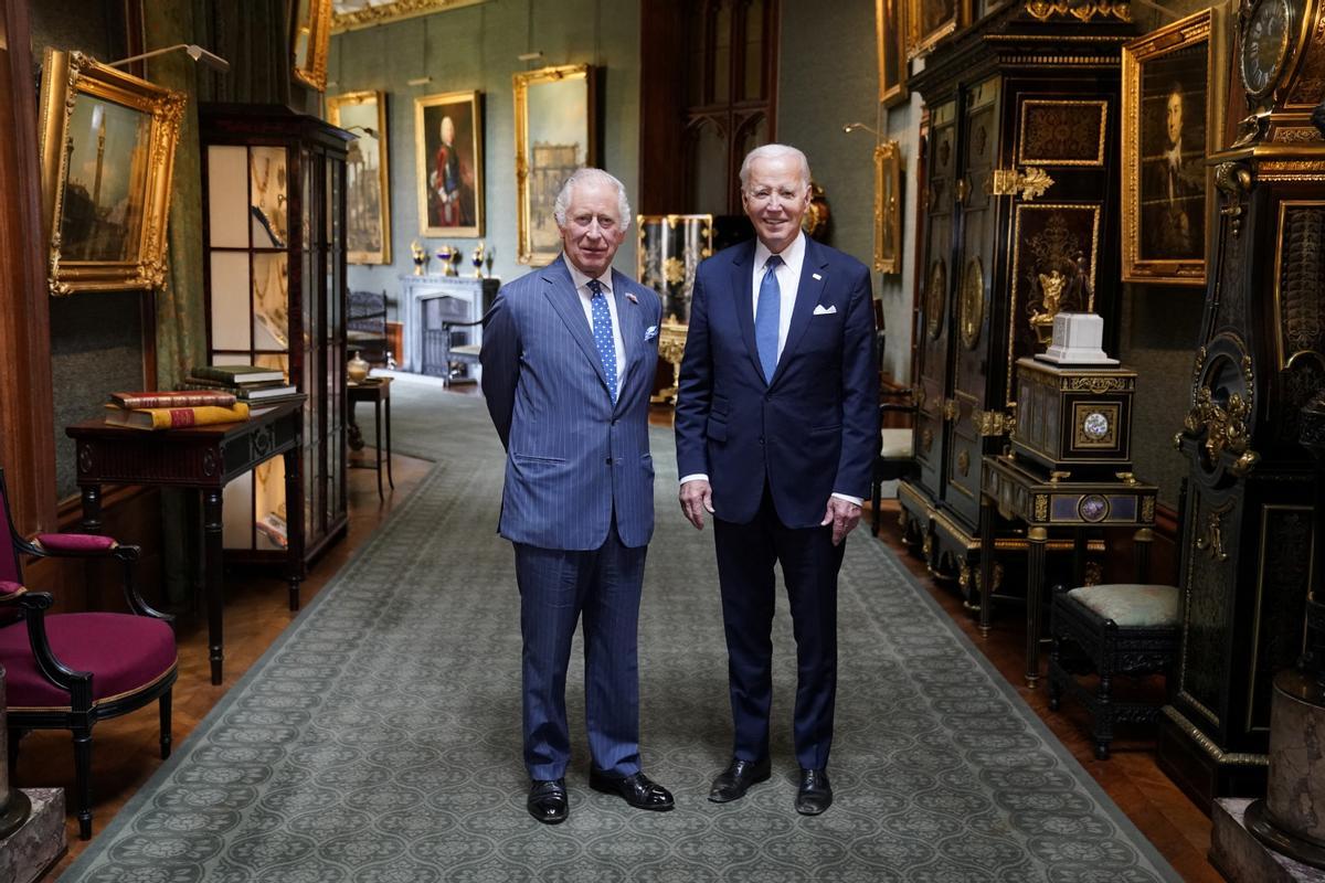 El presidente de los Estados Unidos, Joe Biden, es recibido por el rey Carlos III de Gran Bretaña durante una ceremonia de bienvenida en el Castillo de Windsor