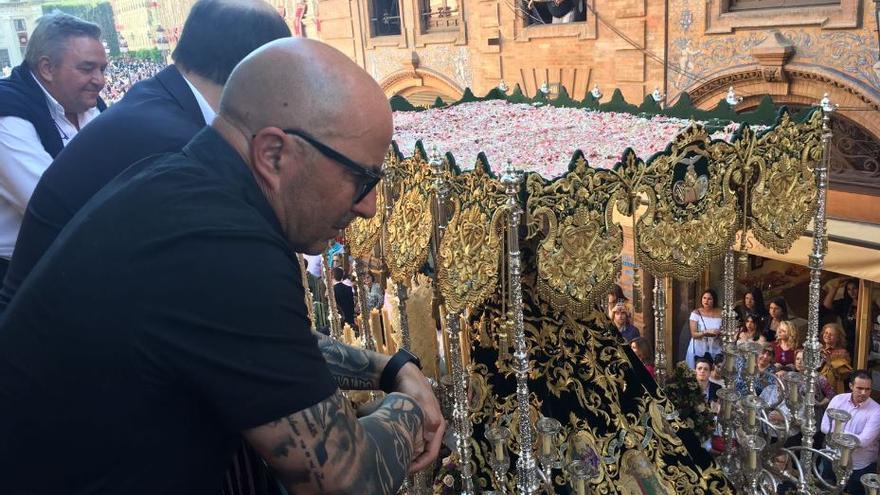 Sampaoli, este lunes viendo cofradías junto a José Castro. / SFC