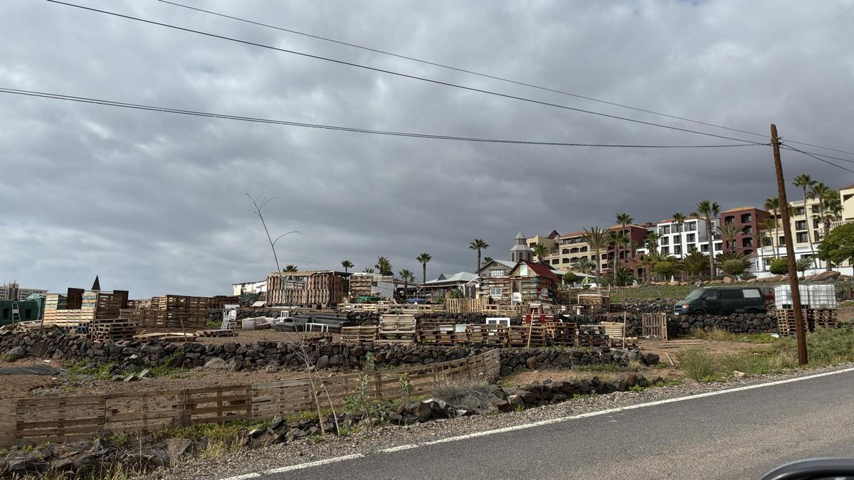Un poblado de infraviviendas justo al lado de chalets adosados y hoteles de lujo en la Caleta, en la costa de Adeje.