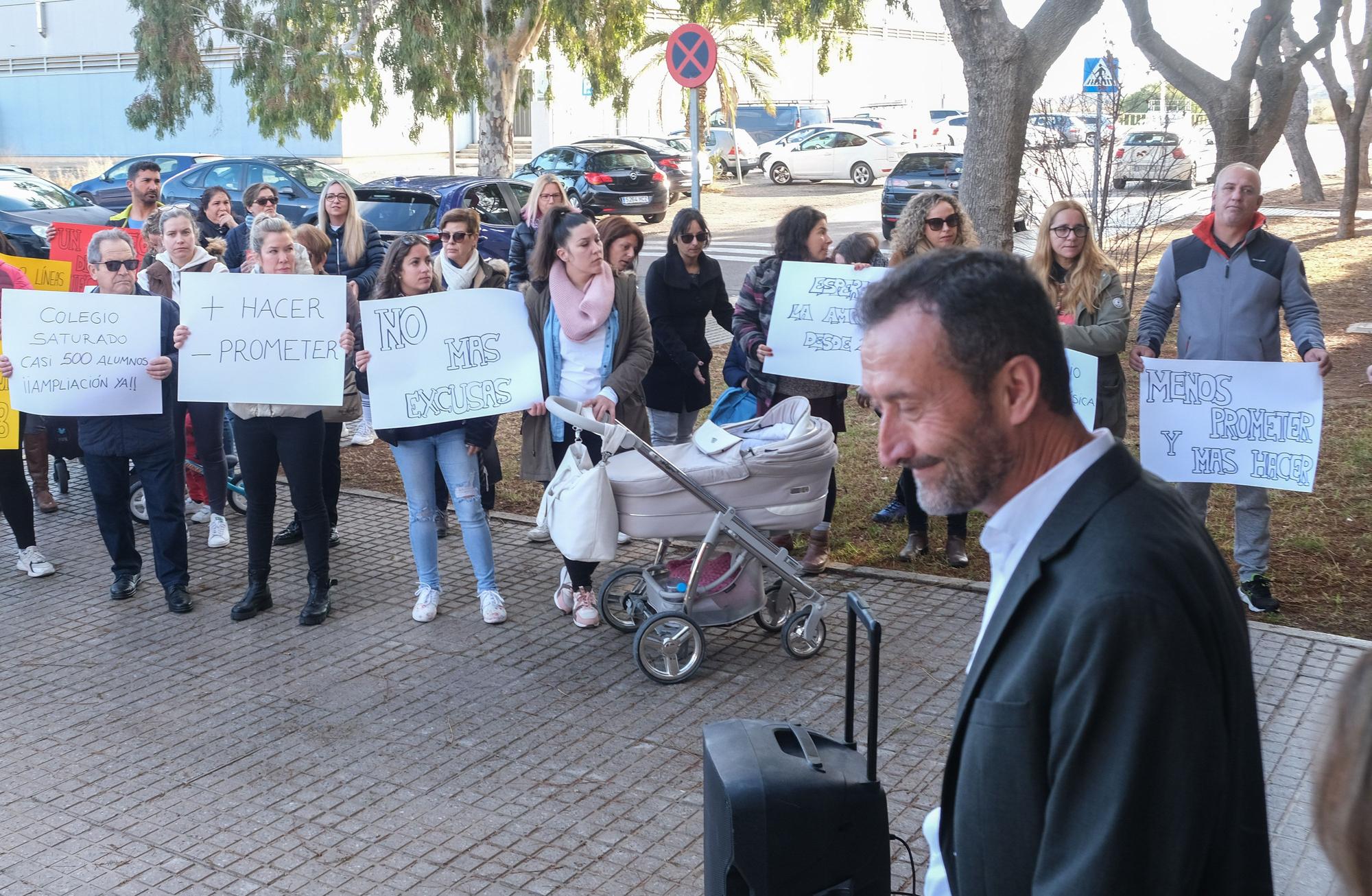 El alcalde de Elche acude a la protesta del colegio de El Altet para llamar a la calma