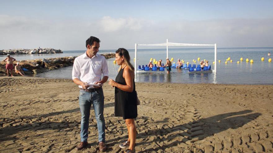Miguel Díaz y Victoria Morales, en la playa de La Bajadilla.