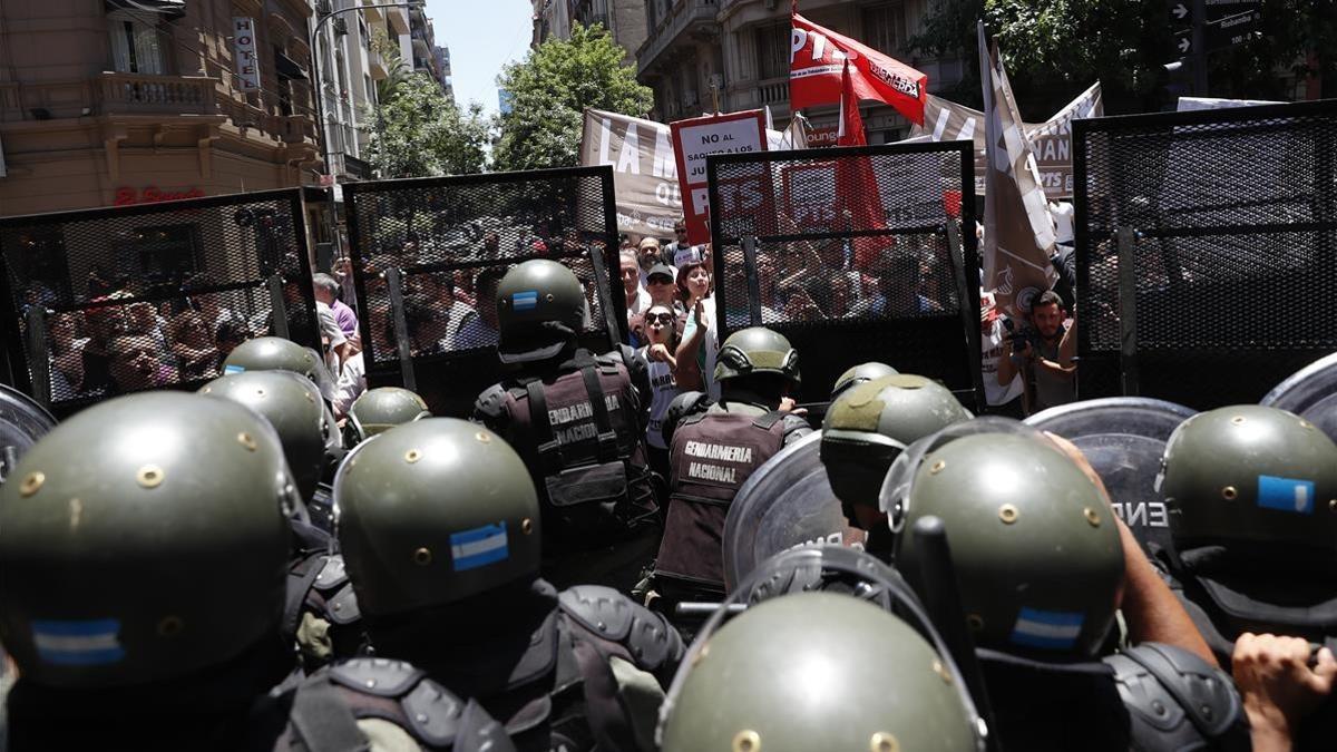 Policías en una manifestación en Buenos Aires