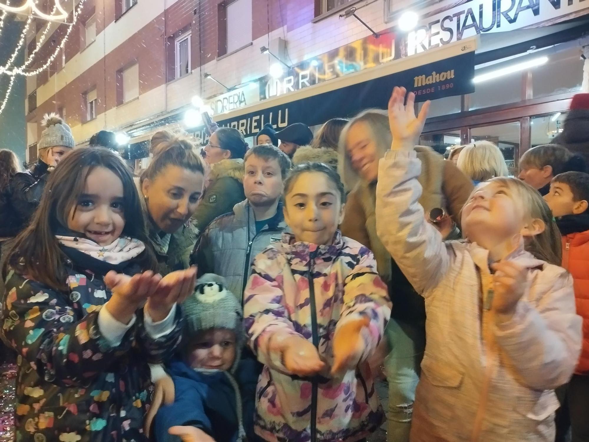 El divertido encendido del alumbrado navideño en Llanera, en imágenes