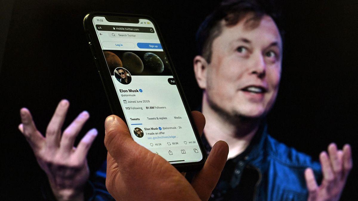 Fotoilustración en la que aparace la cuenta de Twitter de Elon Musk con un retrato del empresario al fondo