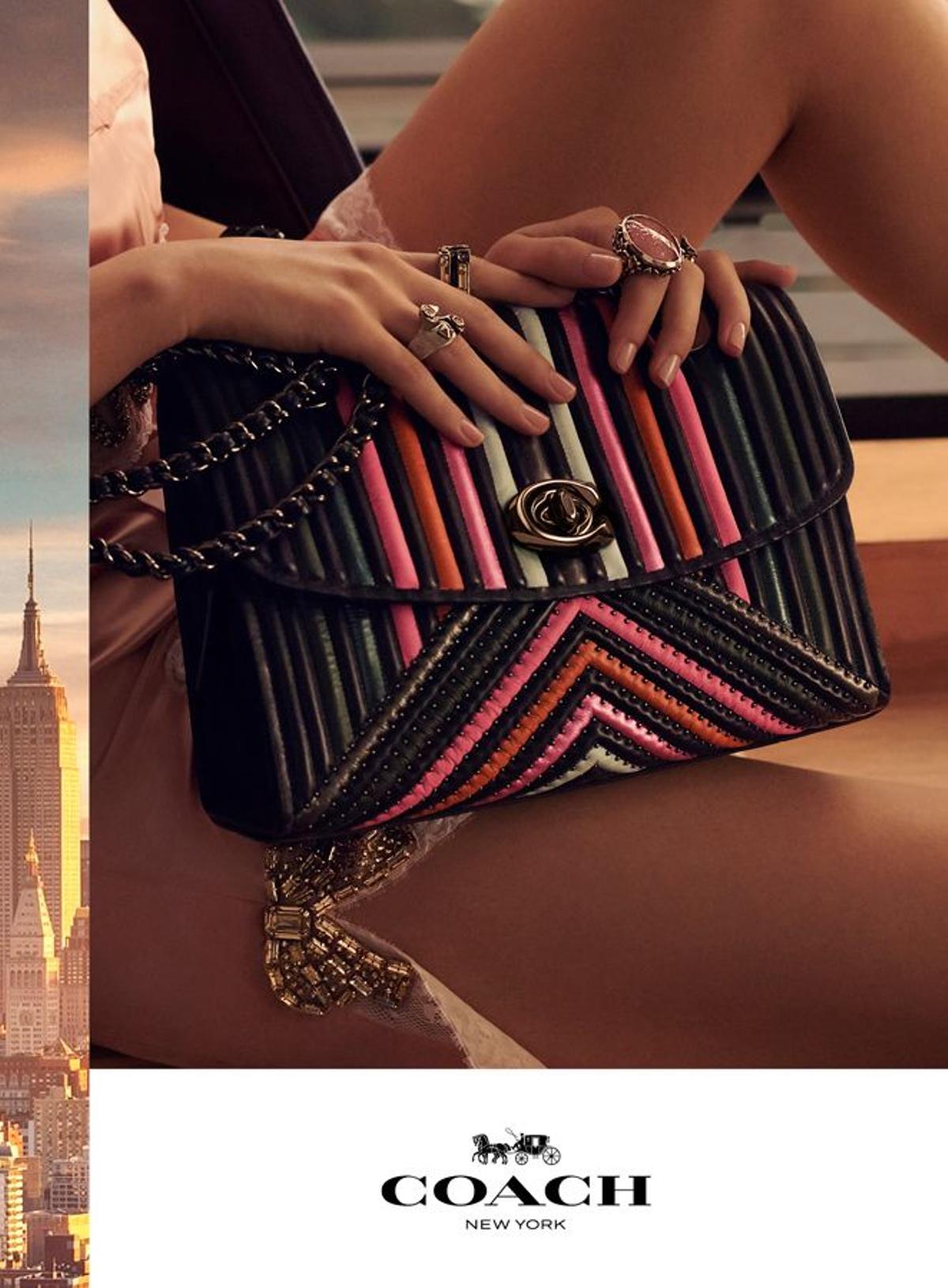 Selena Gomez para Coach: bolso multicolor