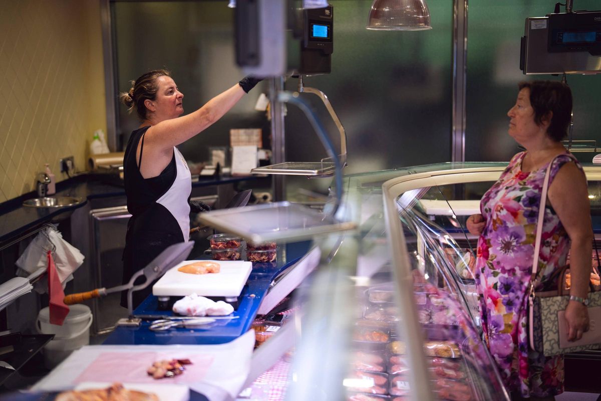 Una de las últimas clientas de la pollería Can Gòdia de Badalona, establecimiento histórico cerró definitivamente el 30 de junio, tras casi un siglo abierto