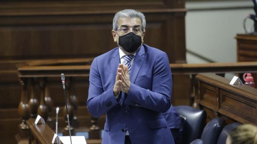 Román Rodríguez, consejero de Hacienda, gesticula con las manos durante un pleno parlamentario.