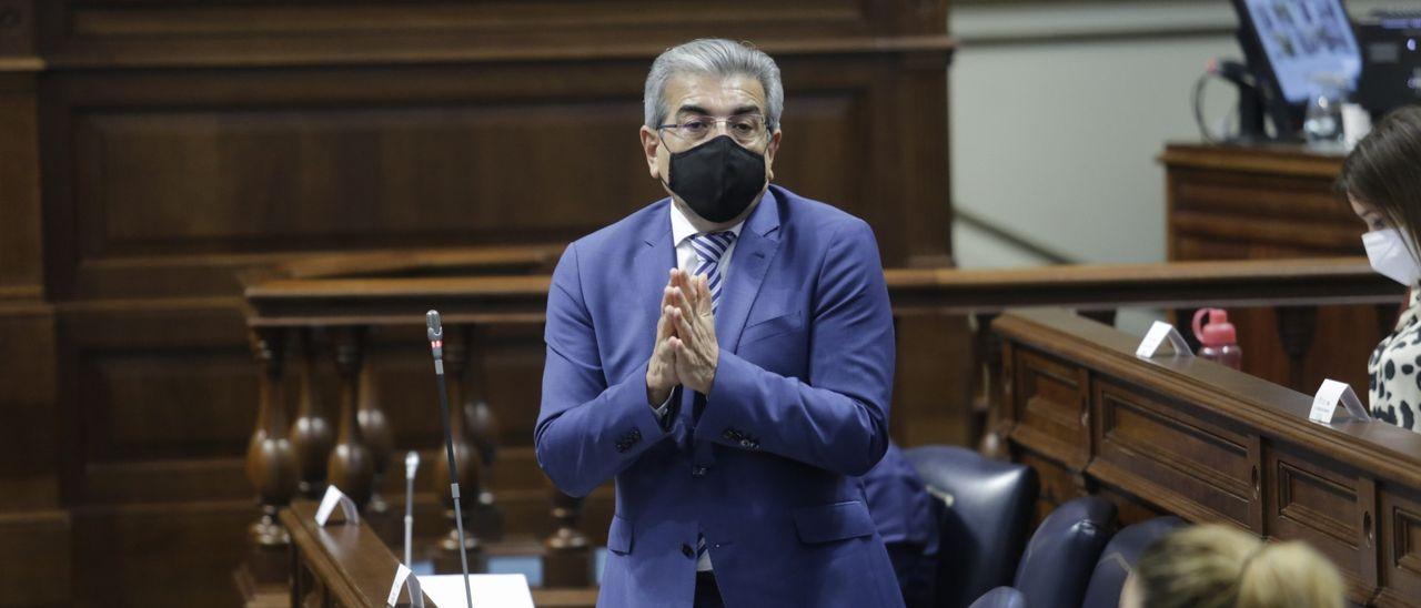 Román Rodríguez, consejero de Hacienda, gesticula con las manos durante un pleno parlamentario.