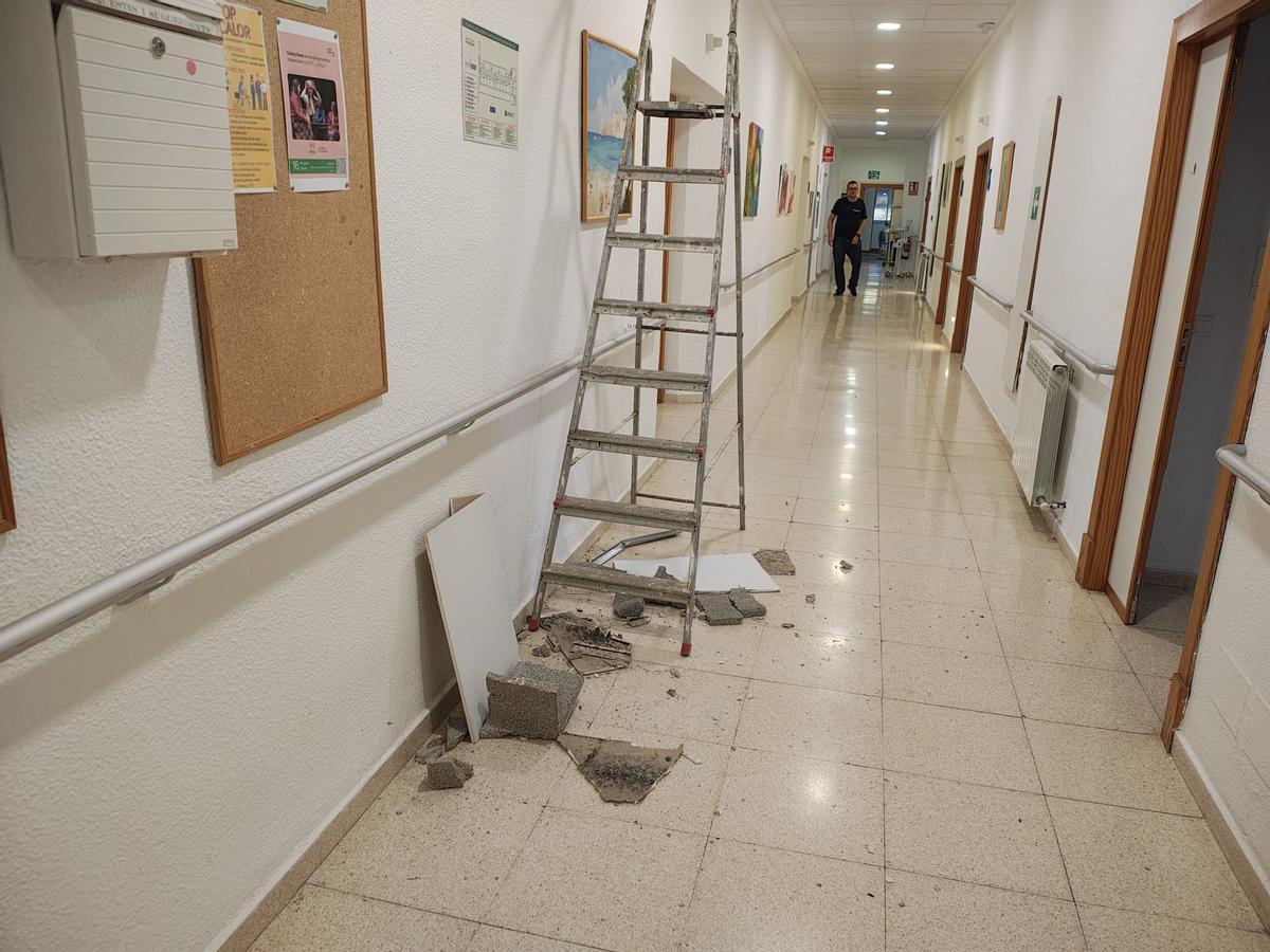 Derrumbe del falso techo de un pasillo en el hospital Joan March, en Bunyola
