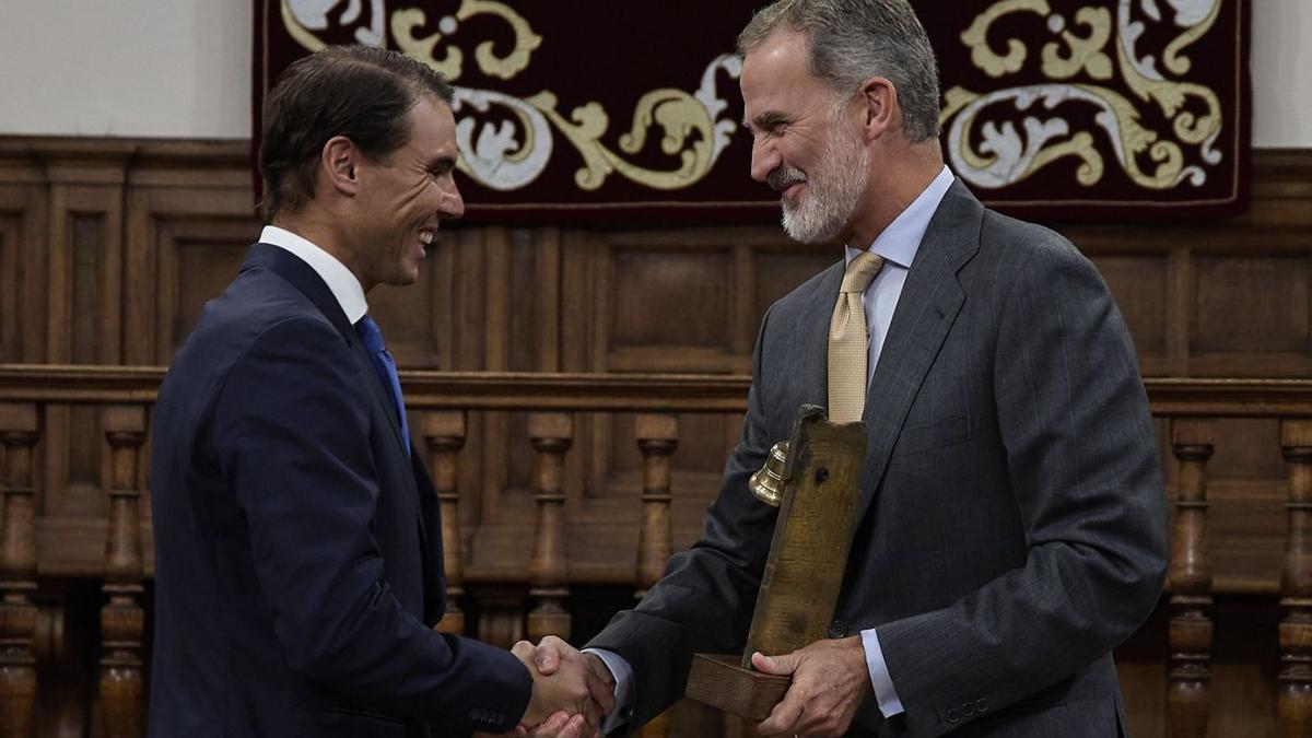 Felipe VI entrega a Rafa Nadal el V Galardón Camino Real, ayer en Alcalá de Henares. |  // EUROPA PRESS