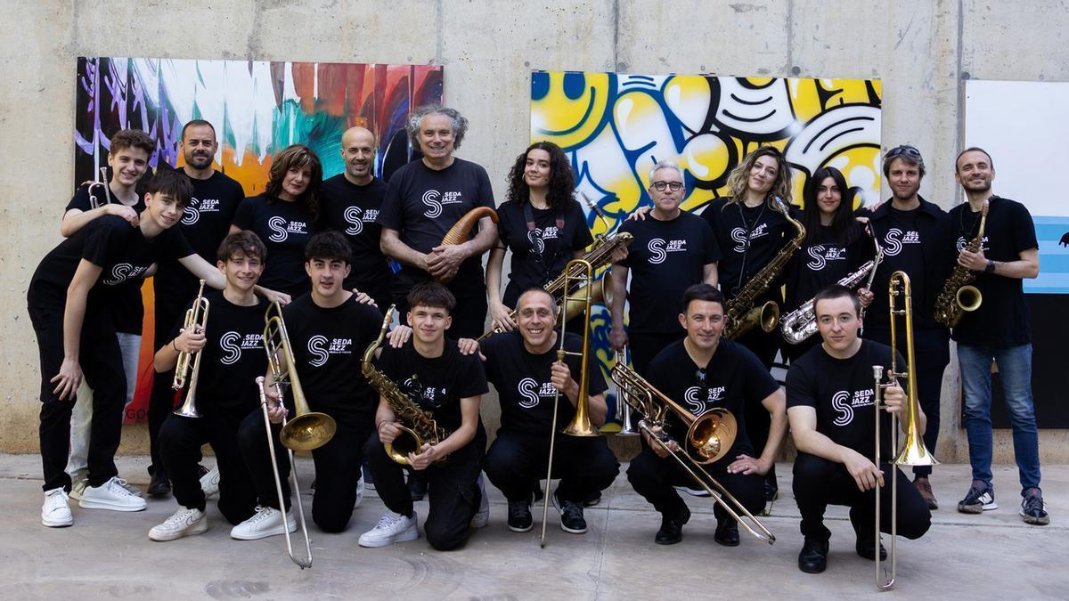 Sedajazz Latin Big Band està formada per 17 artistes
