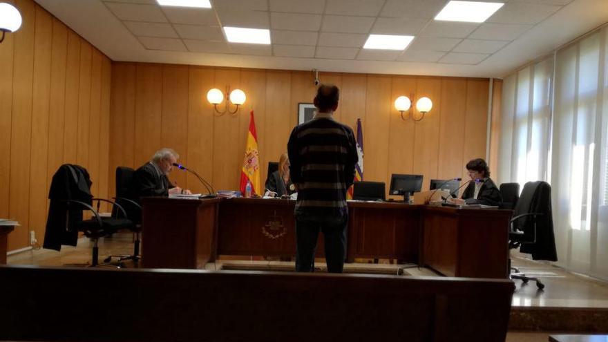 Condenado por masturbarse ante tres niños en las duchas de Son Moix