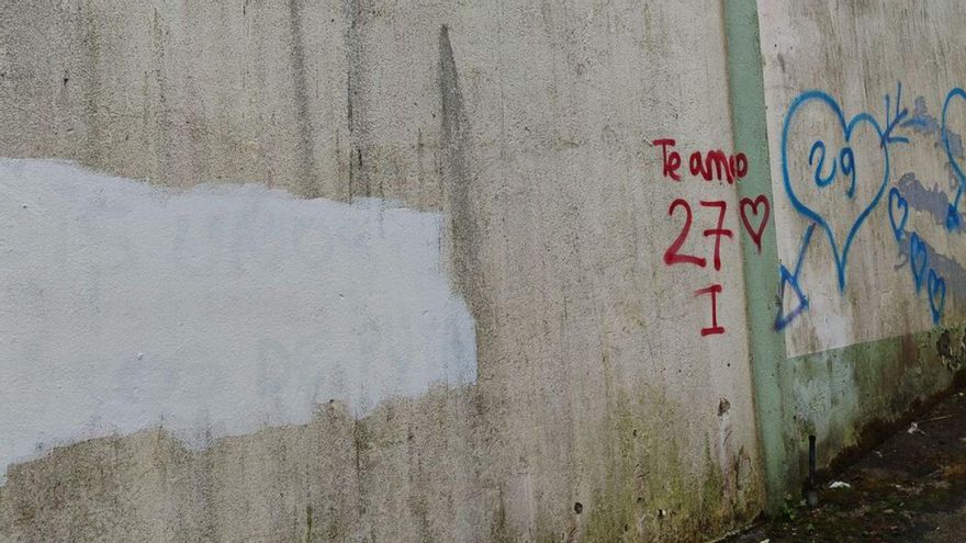 Pintadas borradas contra el centro Compañía de María.