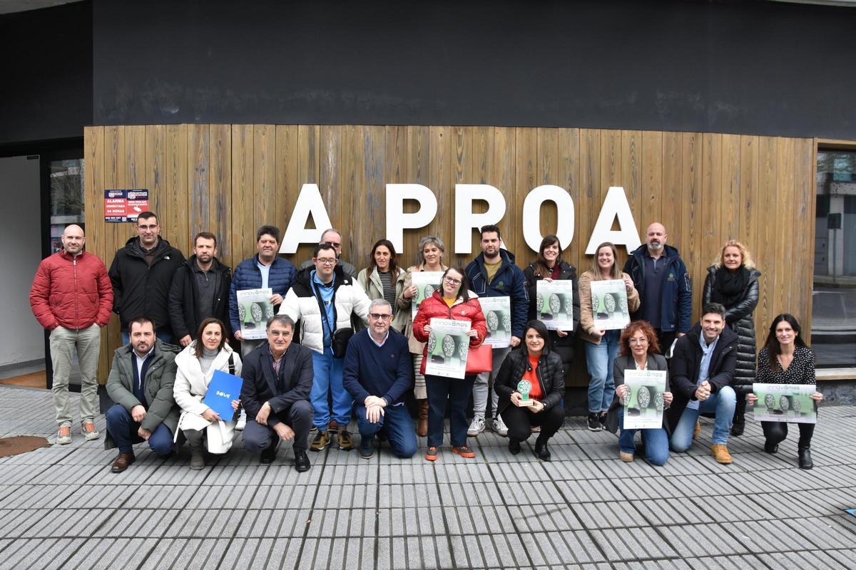 Blas García, delante, en el centro, con los demás participantes en la presentación de la jornada InnovAmes