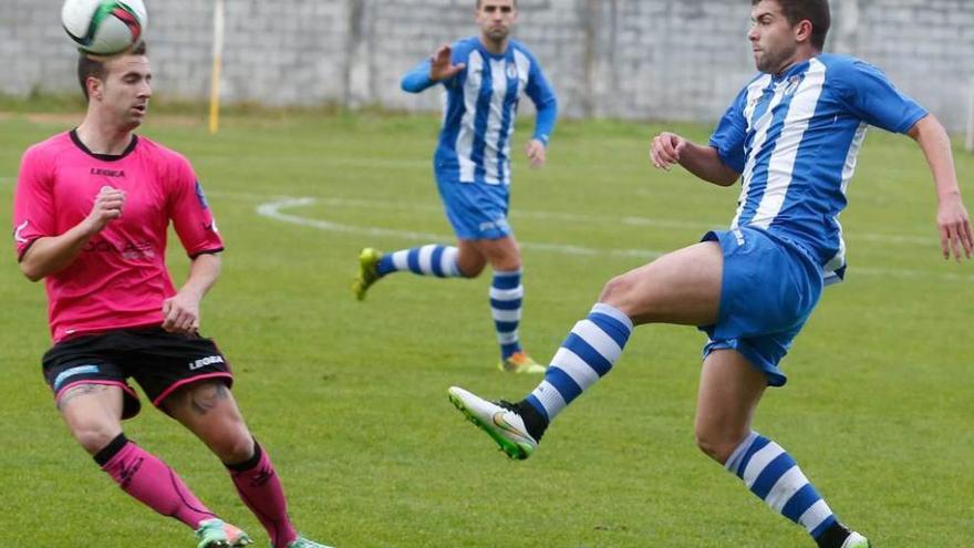 Óscar Ruiz ante Iván Fernández, con Borja Noval detrás.