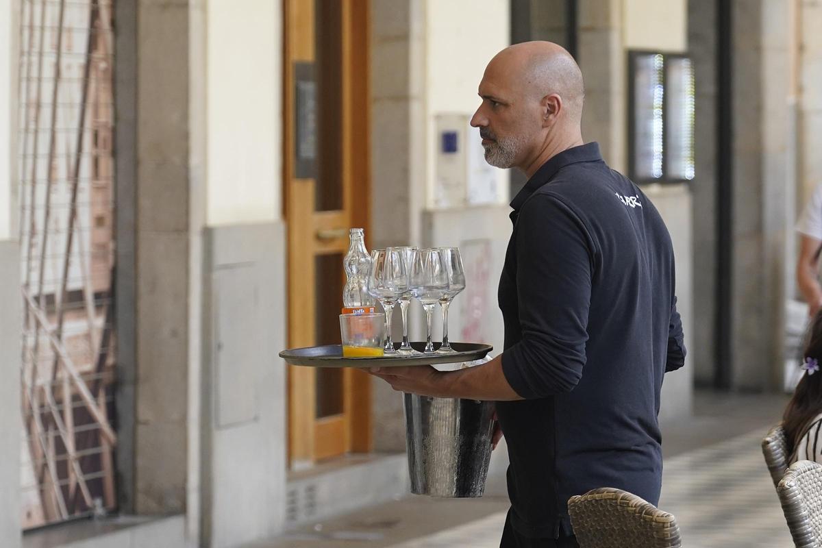 Un cambrer a Girona aquest estiu.