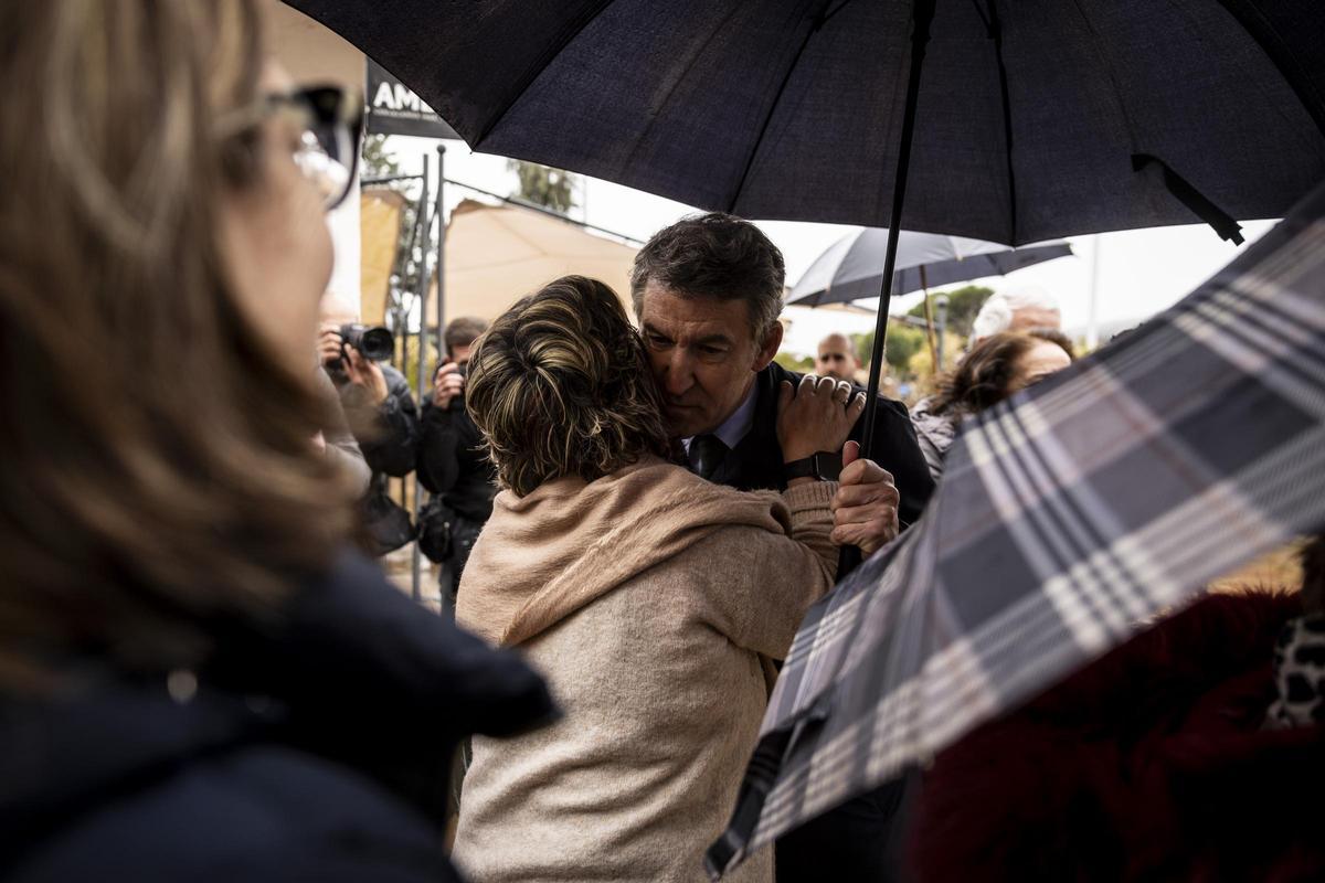 Feijóo saludando a varios de los asistentes al acto en Figueruelas.