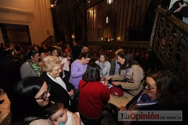 Los niños de Murcia pasan por el manto de la Virgen de la Fuensanta