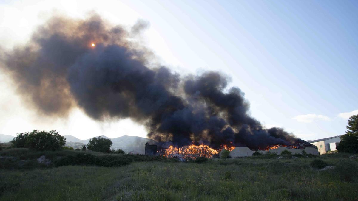 Se desata un incendio en una nave de almacenaje de ropa en L'Olleria