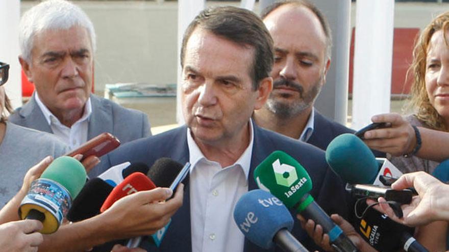 Caballero evita hablar más de la crisis del PSOE y confirma que irá al comité