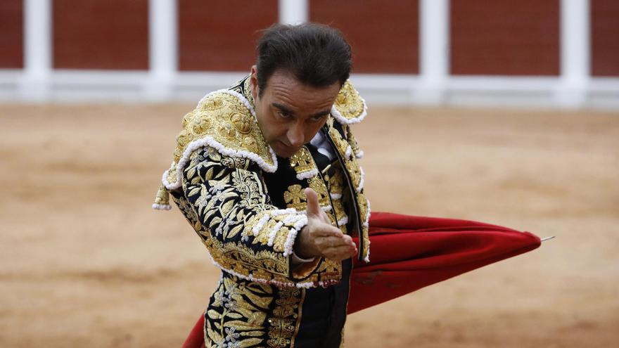 Enrique Ponce vuelve a los ruedos y se aleja de Ana Soria: así fue la última corrida del torero en Gijón