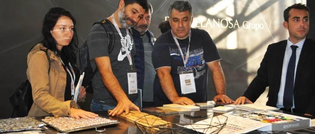 presencia del azulejo de castelló en la feria de bolonia La actividad en el stand de Fanal ha sido constante durante toda la feria. Silvia Zarzoso, directora comercial de Cas Cerámica, en Cersaie 2016.Actividad comercial en el stand de Natucer. Reunión de trabajo en el stand de Fabresa con Luis y Javier Carda, del equipo directivo. El director general de Vidres, Joaquín Font de Mora, con miembros de su equipo desplazados a Bolonia. f daniel llorens