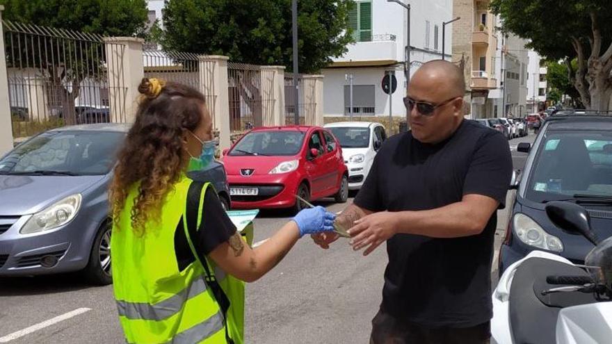 Reparto de folletos durante la cmpaña &#039;Eivissa oberta&#039;.