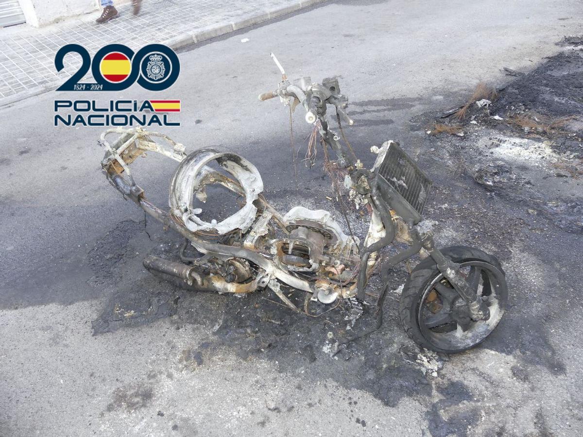 La moto totalmente calcinada tras el incendio.