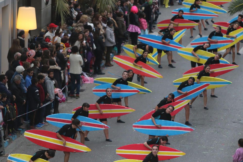 Las comparsas de los colegios protagonizan la rúa