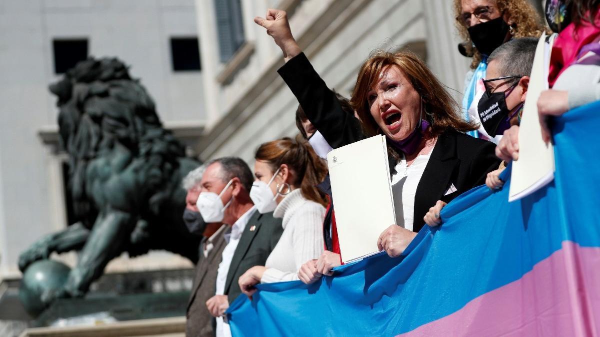 La presidenta de la Plataforma Trans Mar Cambrollé encabeza una protesta para reclamar la aprobación de la Ley trans, el pasado marzo.