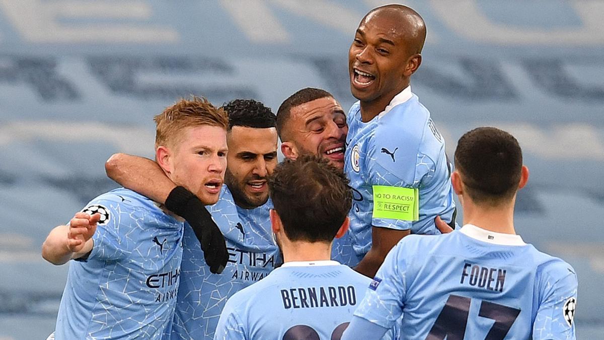 Los jugadores del City celebran uno de los goles de Mahrez.