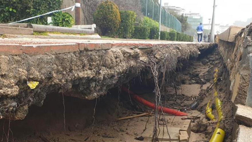 Pla general de l&#039;esvoranc provocat pel col·lapse del mur de protecció del passeig marítim.