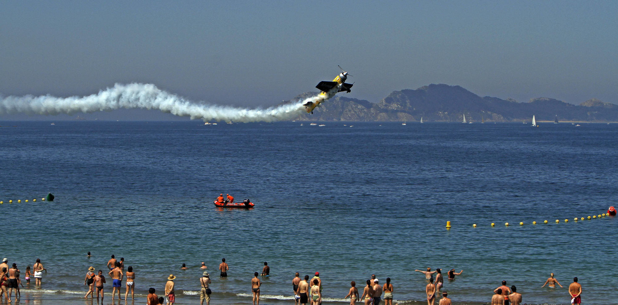 Ramón Alonso sobre la playa de Samil