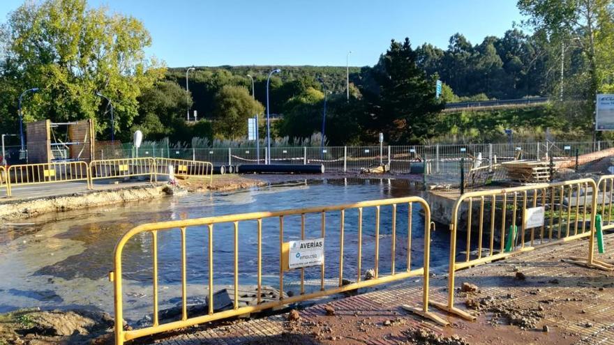 La rotura de una tubería deja sin agua a unas 1.000 viviendas de Fonteculler, Acea de Ama y avenida de Ribados