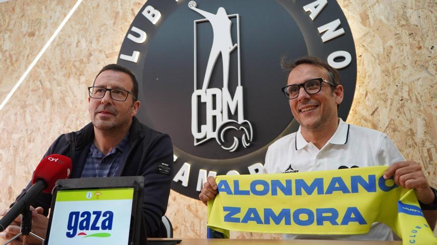 Félix Mojón, nuevo entrenador del Balonmano Zamora, posa junto a Iñaki Gómez.