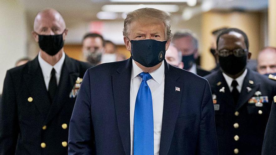 EUA Trump apareix per primera vegada amb mascareta en públic