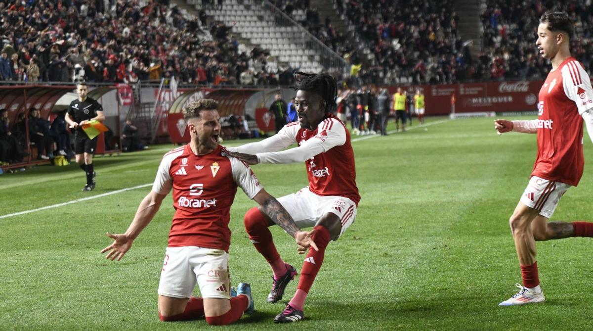 Raúl Alcaina es felicitado por Boateng y Palmberg tras elgol que significó la victoria este sábado ante el Hércules. | ISRAEL SÁNCHEZ