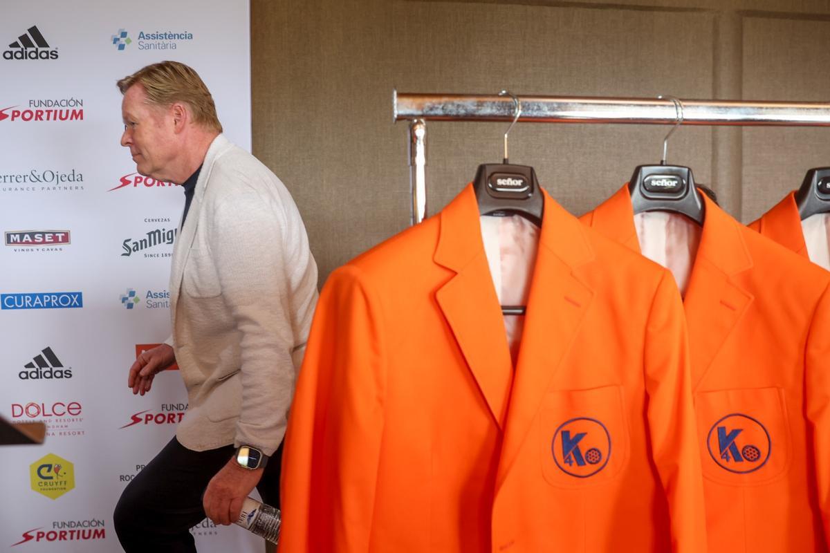 Koeman se dispone a iniciar la rueda de prensa de su torneo de golf solidario en el Golf Barcelona.