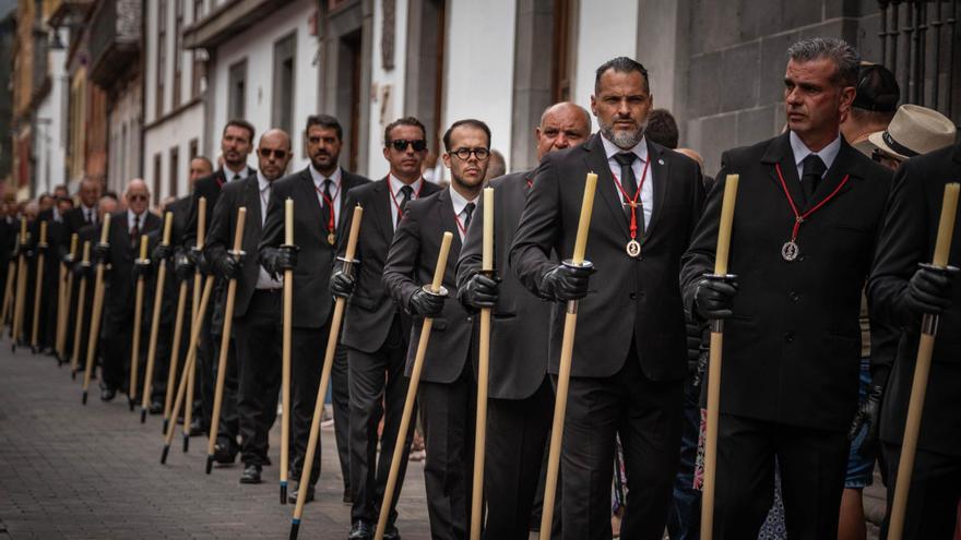 Una tinerfeña logra que el Constitucional revise la discriminación de la mujer en la Iglesia católica española