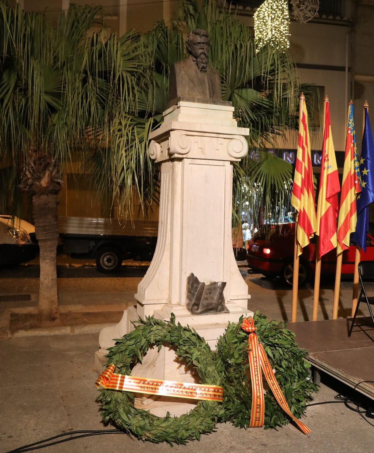 Autoritats i entitats culturals dipositen corones de llorer als peus del bust de Tàrrega, al carrer Bayarri.