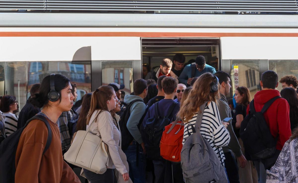 Agolmeraciones trenes de cercanías masificados en la estación del Norte de Valencia