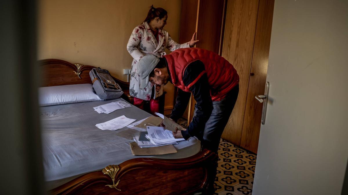 Brahim Bounash y Fatima Boyzgarne, en su habitación revisando toda la documentación que les debe permitir empadronarse.