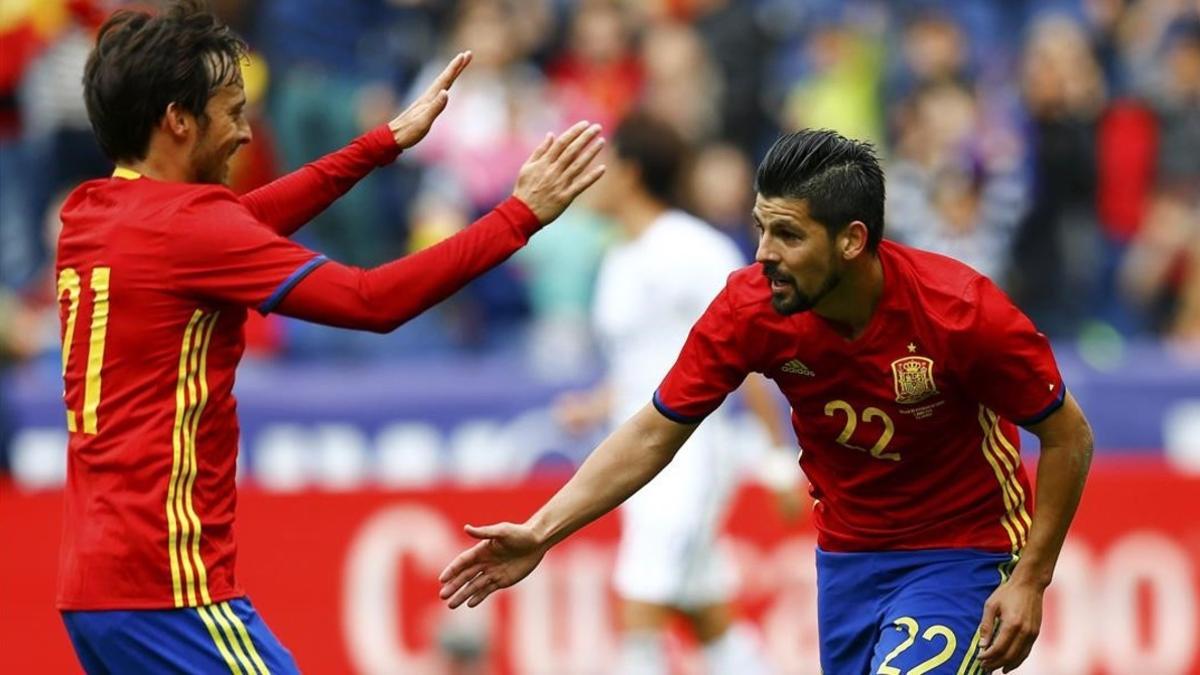 Silva y Nolito celebran uno de los goles de España a Corea del Sur.