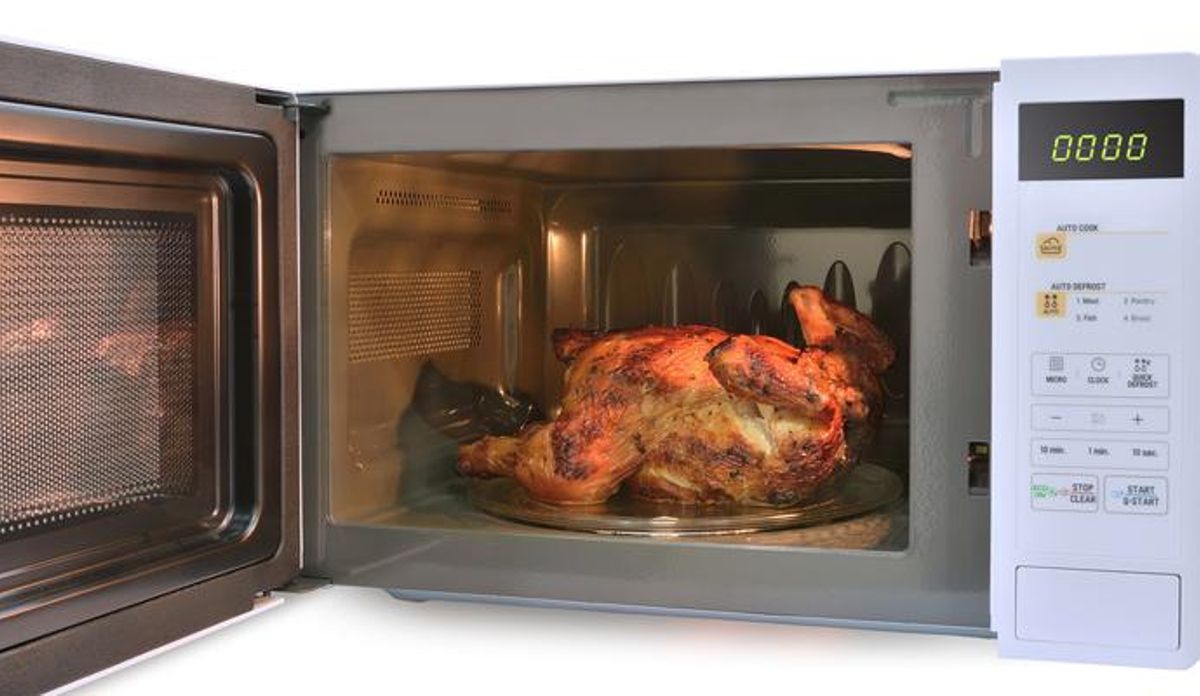 Los alimentos que no debes calentar en el microondas