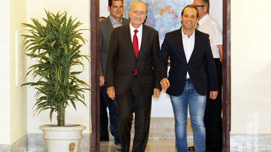 Francisco de la Torre y Juan Cassá llegando a la rueda de prensa para firmar el acuerdo de investidura.