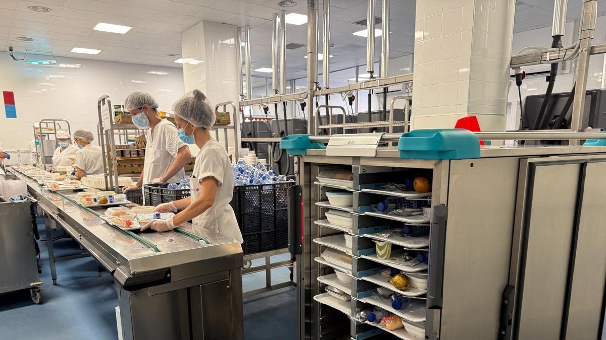 El personal de cocina del Hospital de Alicante con los nuevos carros