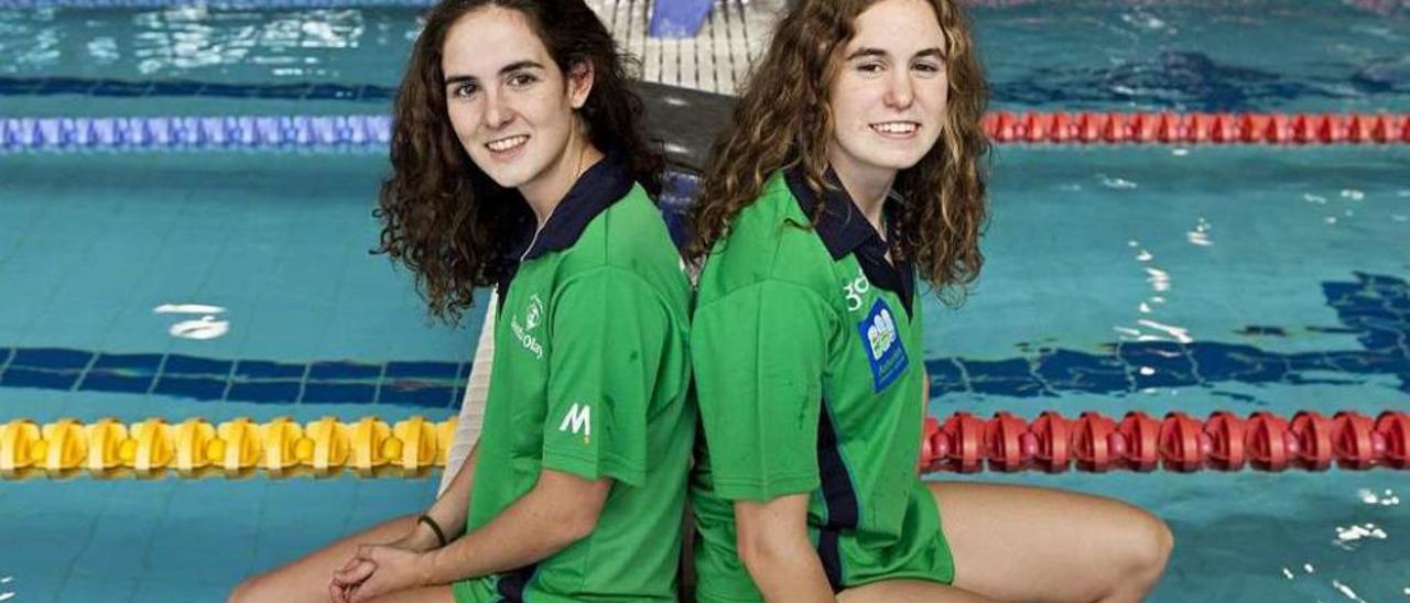 Las hermanas Laura y Belén Rodríguez, en la piscina olímpica del club.