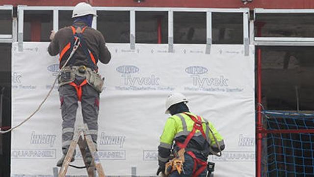 Trabajadores en una obra de construcción en Ibiza el pasado mes de febrero.